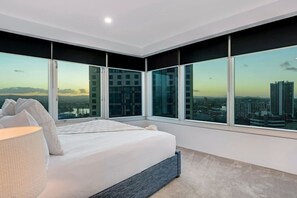 2 bedrooms, desk, iron/ironing board, WiFi - Sophia's Place in Surfers - With Stunning Views (Surfers Paradise)