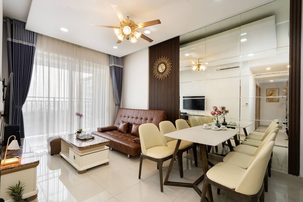 บิสซิเนสอพาร์ทเมนท์, 2 ห้องนอน | บริเวณนั่งเล่น | ทีวีจอแบน