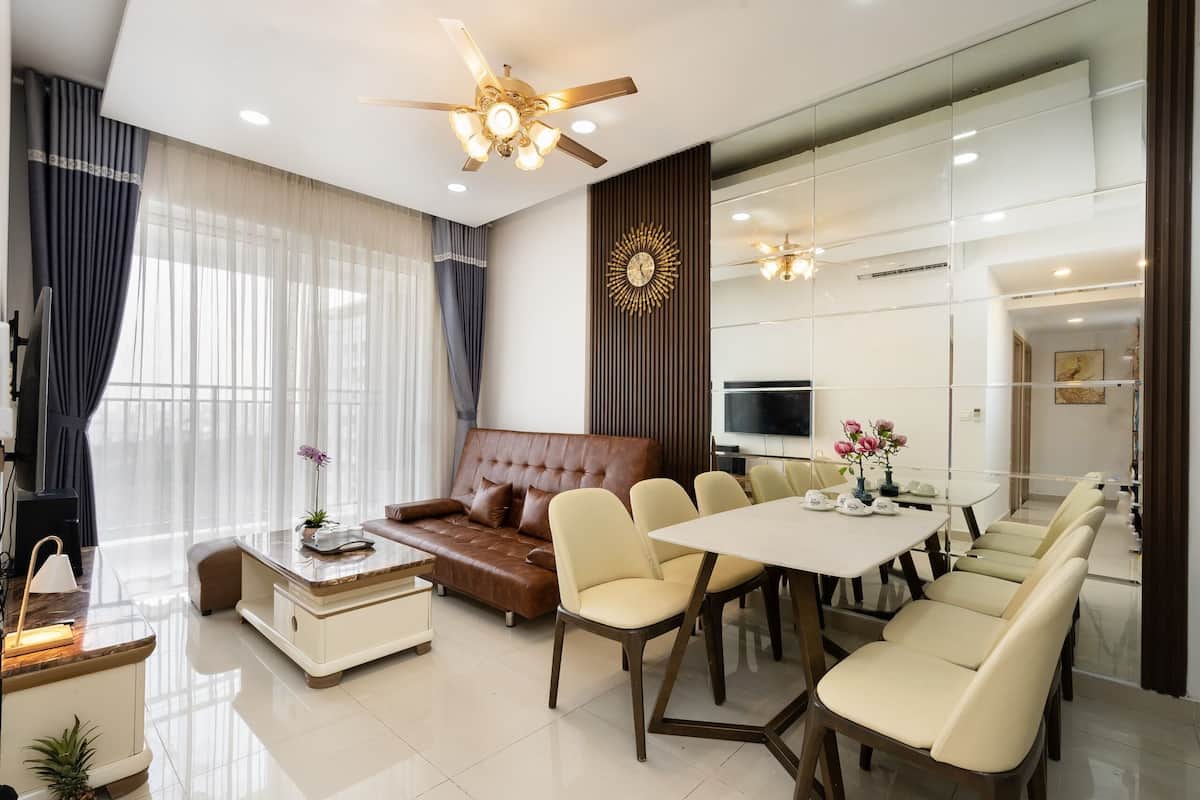 Business Apartment | Living area | Flat-screen TV