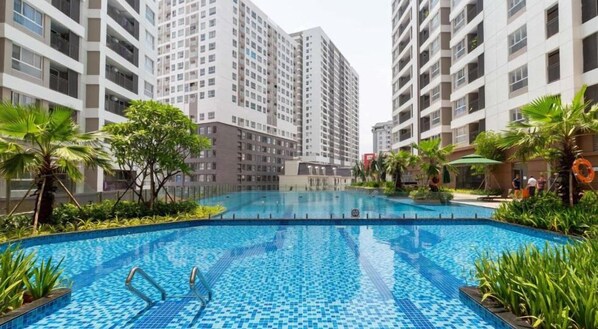 Una piscina al aire libre