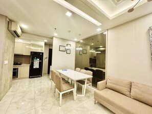 Apartamento Business | Zona de estar | Una televisión de pantalla plana