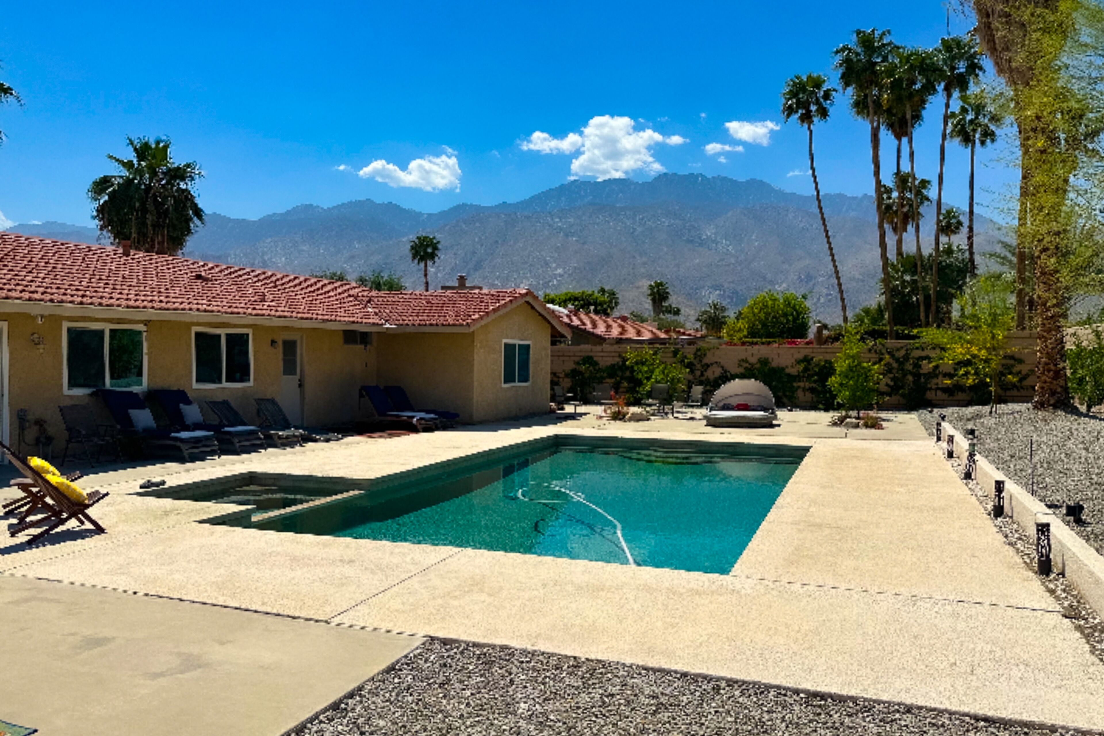 Newly remodeled home with mountain view, enormous pool/spa, & BBQ - near resorts