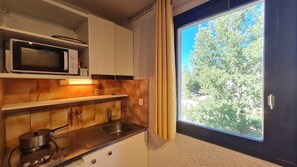 Refrigerador, microondas, cafetera y tetera y tetera eléctrica 