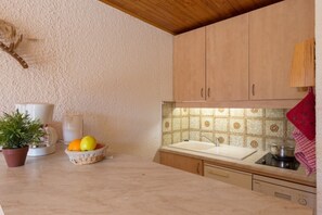 Fridge, dishwasher, coffee/tea maker, electric kettle