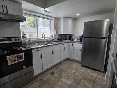 Basement. Great Location. 1 min away from the freeway. 5 mins from the downtown