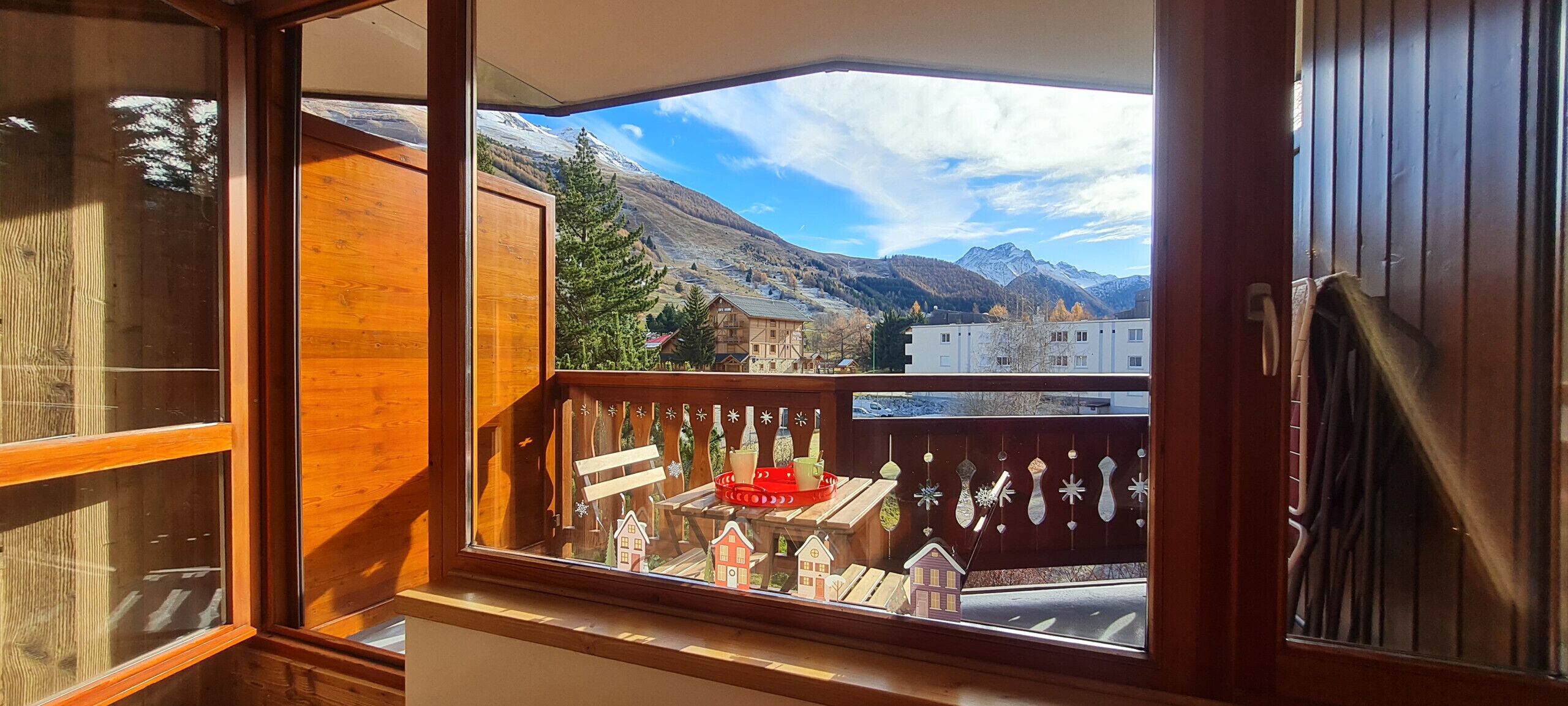 Un balcon avec vue sur une montagne et un lac.