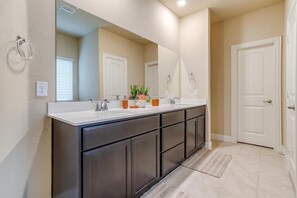 Een douche, handdoeken, toiletpapier