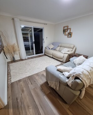 TV - Zilzie Beach Apartment (Zilzie)