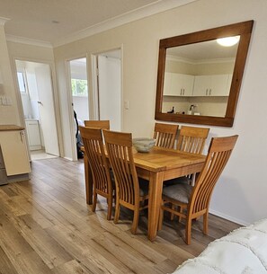 Dining - Zilzie Beach Apartment (Zilzie)