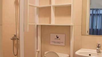 Standardzimmer | Badezimmer | Dusche, Bidet, Handtücher