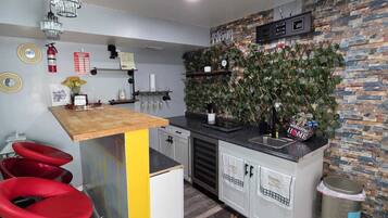 Kühlschrank, Mikrowelle, Herdplatte, Wasserkocher mit Kaffee-/Teezubehör