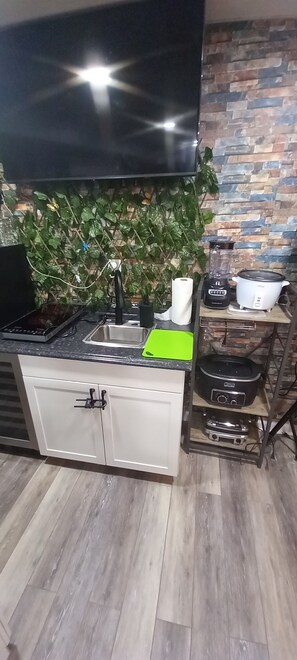 Kühlschrank, Mikrowelle, Herdplatte, Wasserkocher mit Kaffee-/Teezubehör