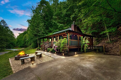Log Cabin/Hot Tub/Fire Pit/Hanging chair/King Bed