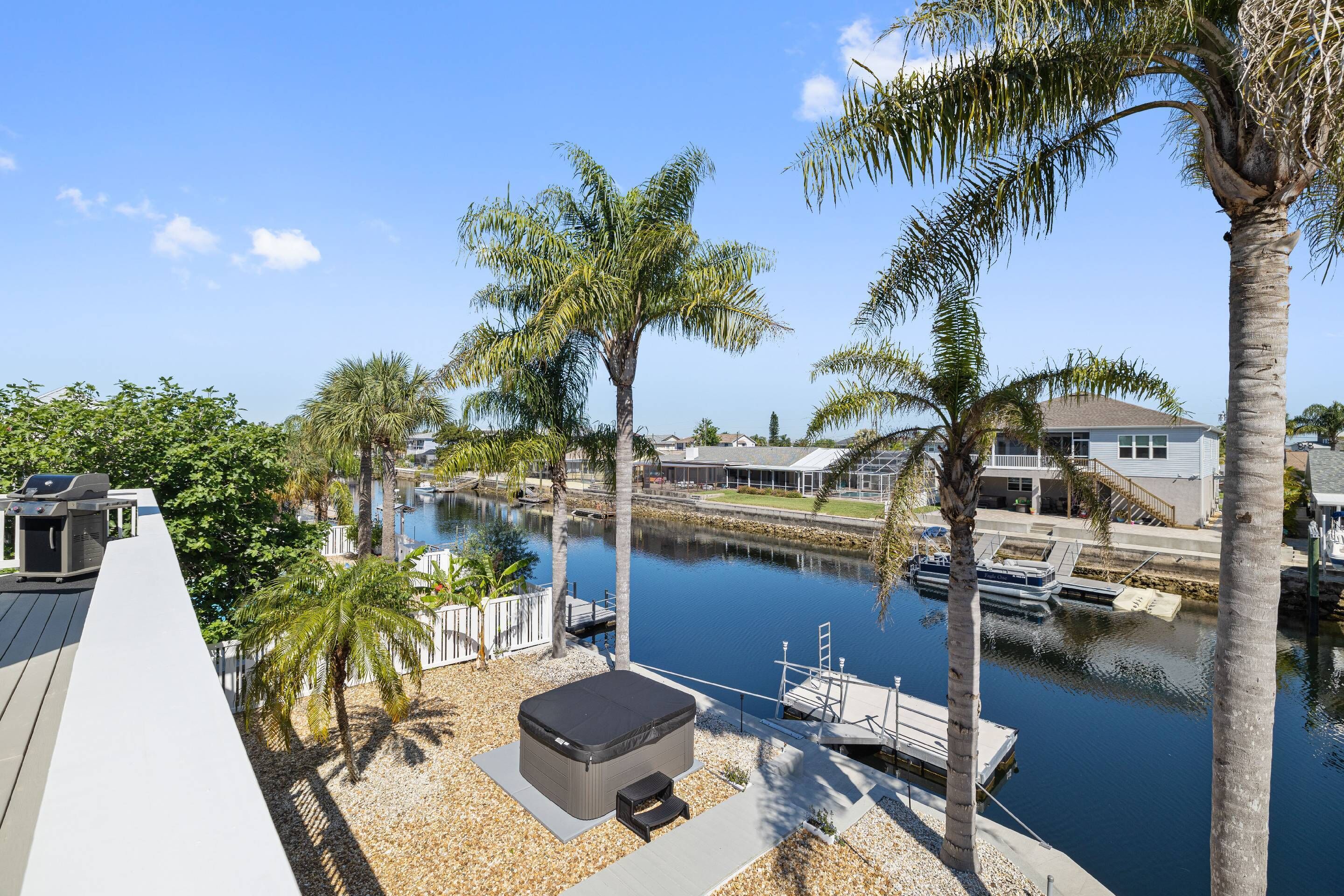 Gorgeous Hernando Beach Waterfront 2BR/2BA Home, Jacuzzi, 2 Kayaks, Direct Gulf Access, Private Dock