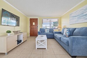 TV - Lakeside Retreat! Kayaks, Firepit, BBQ, WiFi & More – Near Beaches, Fishing & Outdoor Adventures! (Holiday)