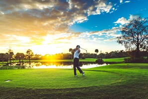 Golf - Lakeside Retreat! Kayaks, Firepit, BBQ, WiFi & More – Near Beaches, Fishing & Outdoor Adventures! (Holiday)