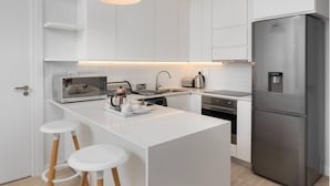 クラシック アパートメント | 専用キッチン | 大型冷蔵庫、電子レンジ、オーブン、調理器具と食器