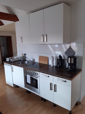 Køleskab, ovn, kogeplade, kaffe-/temaskine