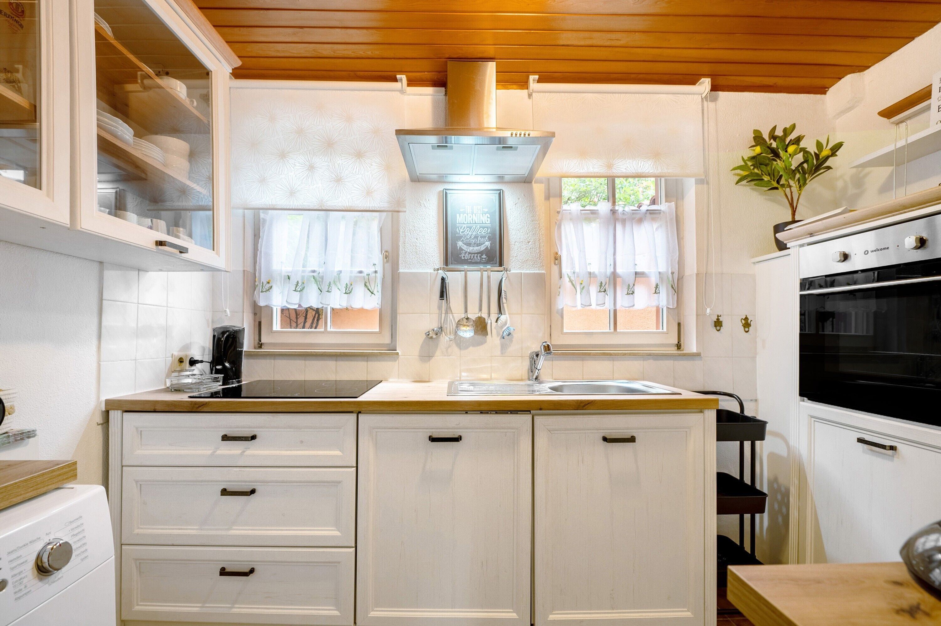 Frigorifero, microonde, piano cottura, lavastoviglie