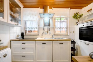 Køleskab, mikrobølgeovn, kogeplade, opvaskemaskine