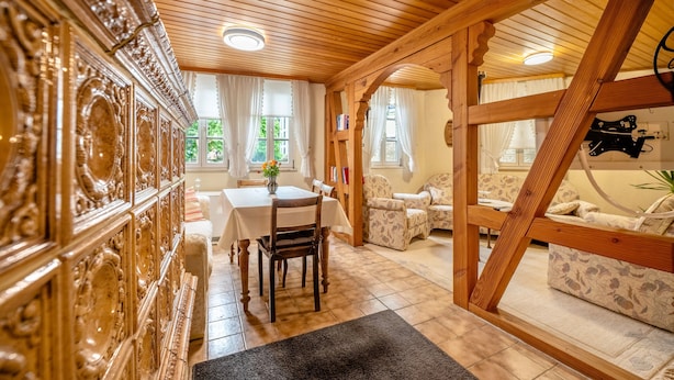 Un interior de madera con una mesa de comedor, sillas y un sofá.