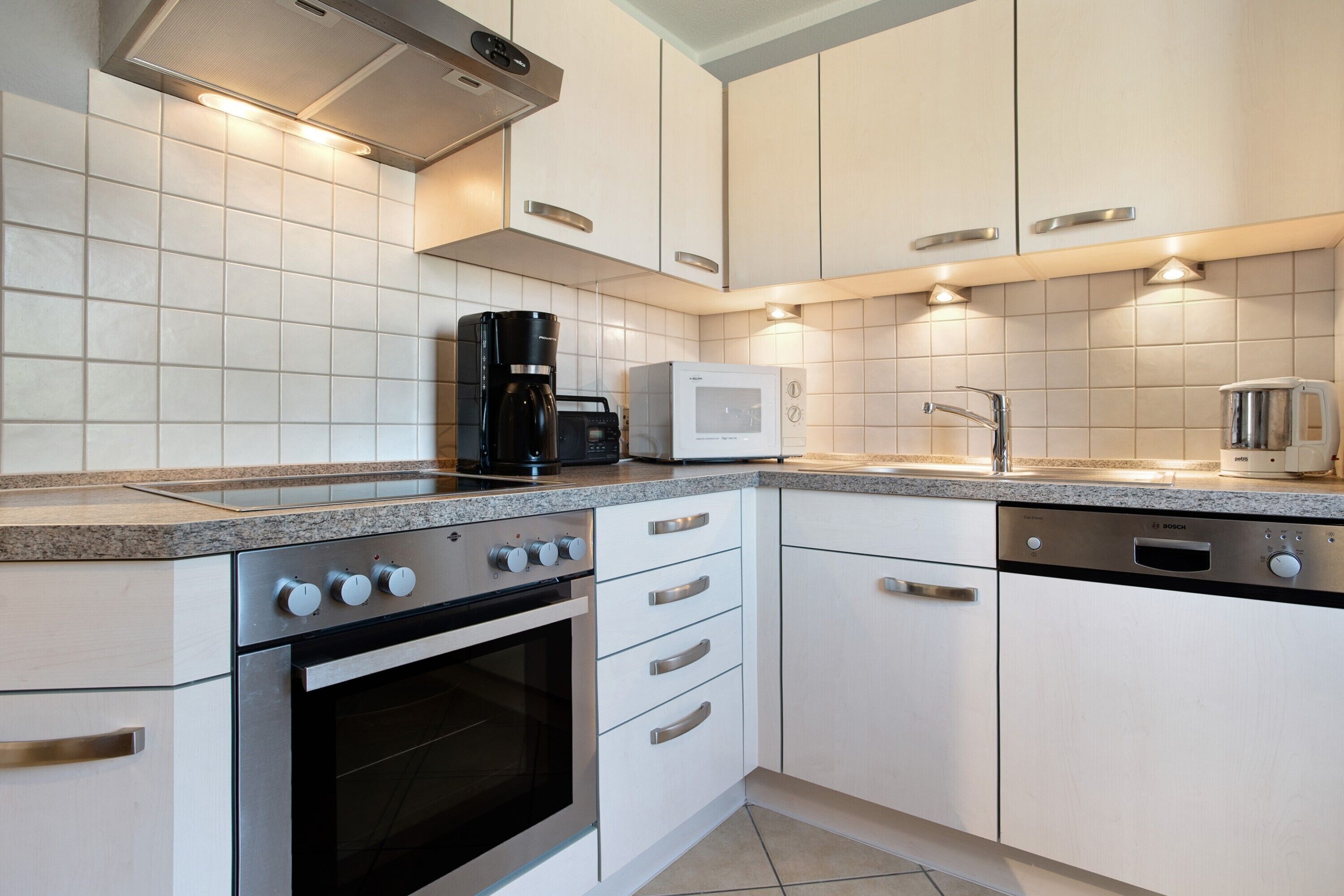 Een koelkast, een magnetron, een oven, een kookplaat