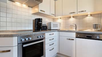 Een koelkast, een magnetron, een oven, een kookplaat