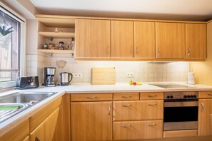 Een koelkast, een magnetron, een oven, een kookplaat