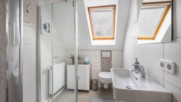 Dusche, Haartrockner, Handtücher