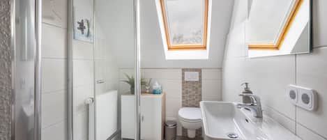 Douche, sèche-cheveux, serviettes fournies