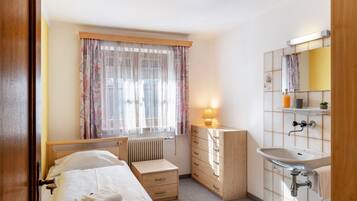 5 Schlafzimmer, Bügeleisen/Bügelbrett, kostenloses WLAN, Bettwäsche