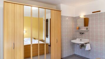 5 slaapkamers, een strijkplank/strijkijzer, gratis wifi, beddengoed