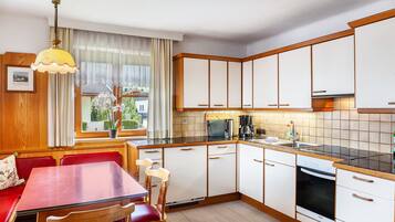 Een koelkast, een microgolfoven, een oven, een kookplaat