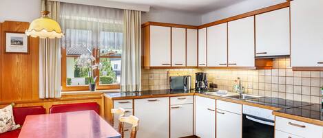 Køleskab, mikrobølgeovn, ovn, kogeplade