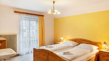 5 bedrooms, iron/ironing board, free WiFi, bed sheets