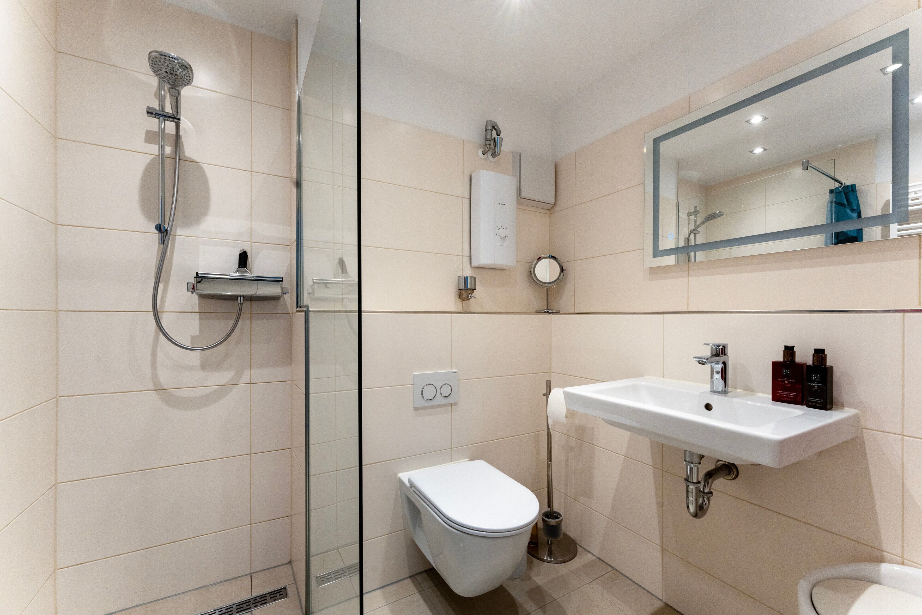 Dusj, hårføner og håndklær