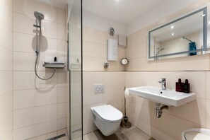 Regadera, secadora de cabello, toallas 