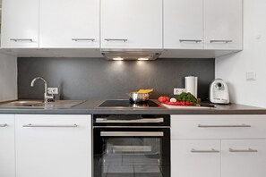 Fridge, microwave, oven, stovetop - Holiday Apartment 'Auszeit Am Schloss' with Shared Garden and Wi-Fi (Geisenheim)