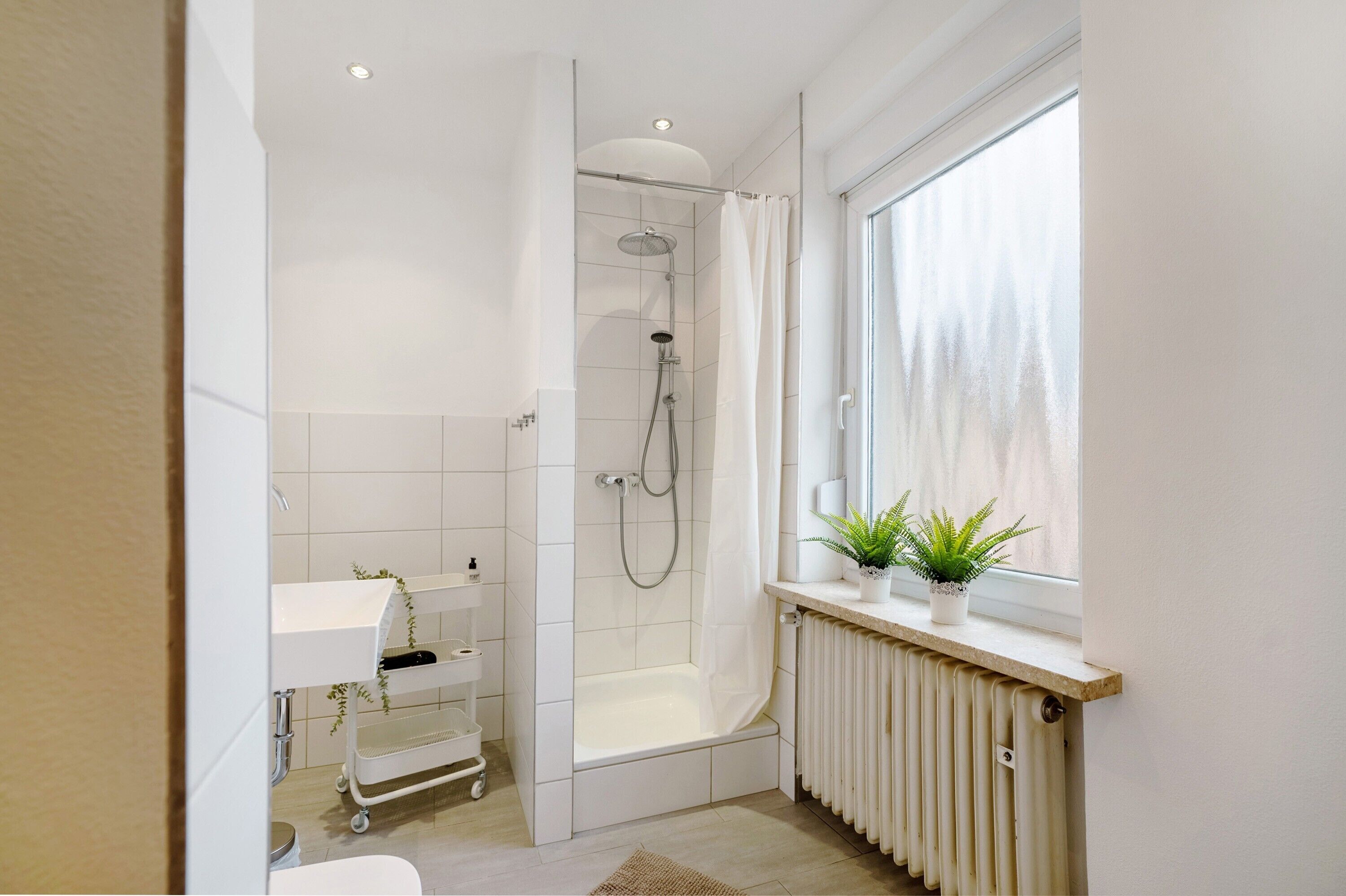 Dusche, kostenlose Toilettenartikel, Haartrockner, Handtücher
