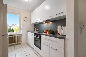 Fridge, microwave, oven, stovetop - Holiday Apartment 'Auszeit Am Schloss' with Shared Garden and Wi-Fi (Geisenheim)