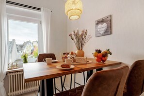 Dining - Holiday Apartment 'Auszeit Am Schloss' with Shared Garden and Wi-Fi (Geisenheim)