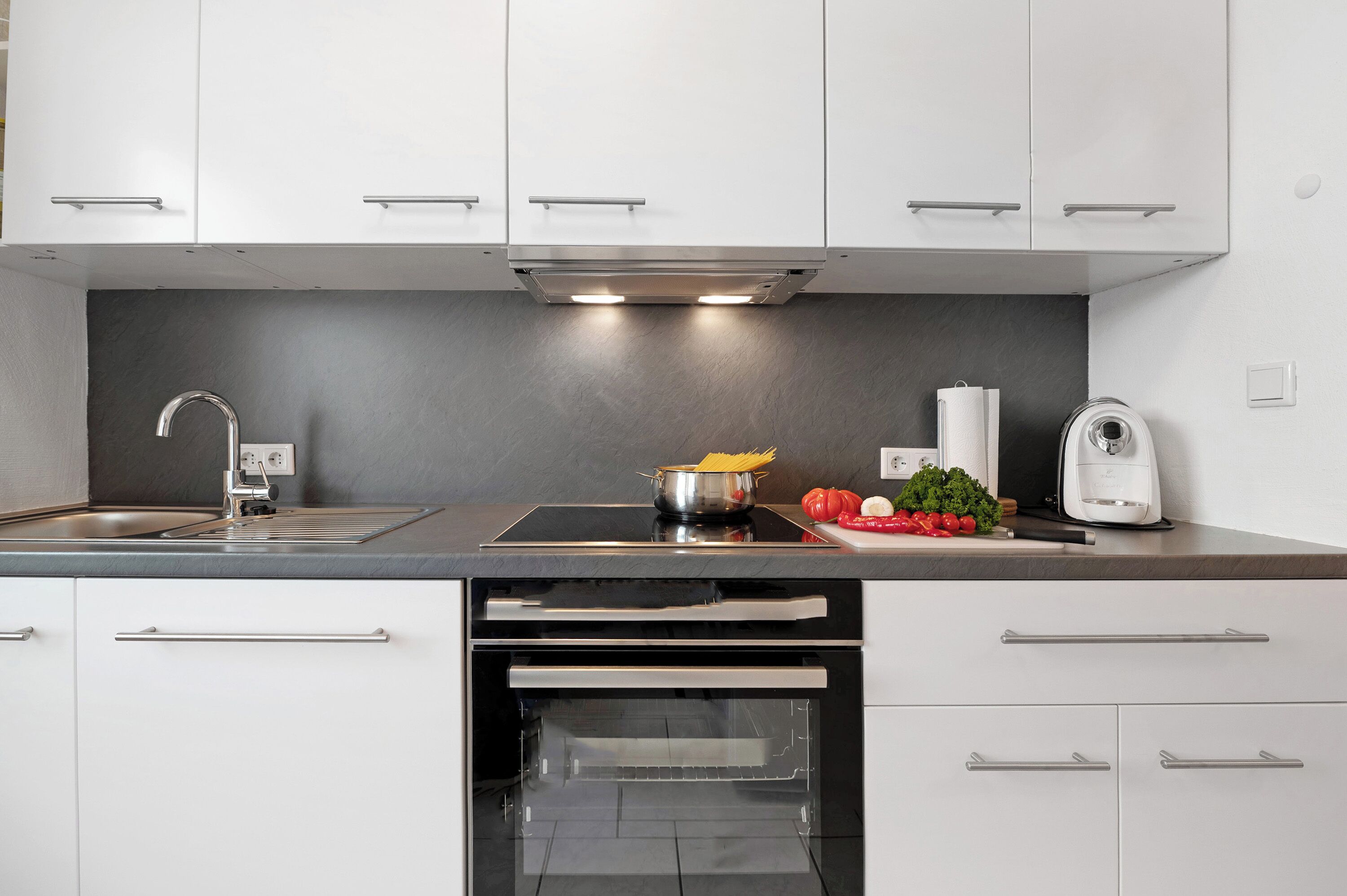 Kühlschrank, Mikrowelle, Ofen, Herdplatte