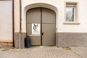 Exterior detail - Holiday Apartment 'Auszeit Am Schloss' with Shared Garden and Wi-Fi (Geisenheim)