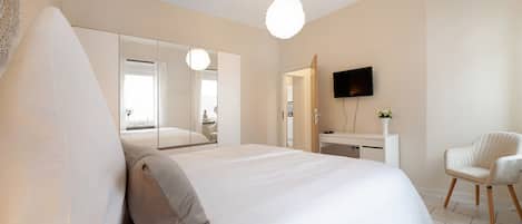 1 室のベッドルーム、デスク、WiFi (無料)、ベッドシーツ