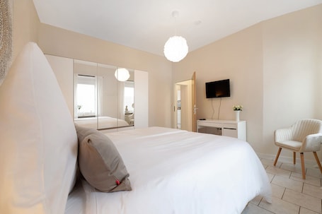 1 bedroom, desk, free WiFi, bed sheets. Holiday Apartment 'Auszeit Am Schloss' with Shared Garden and Wi-Fi