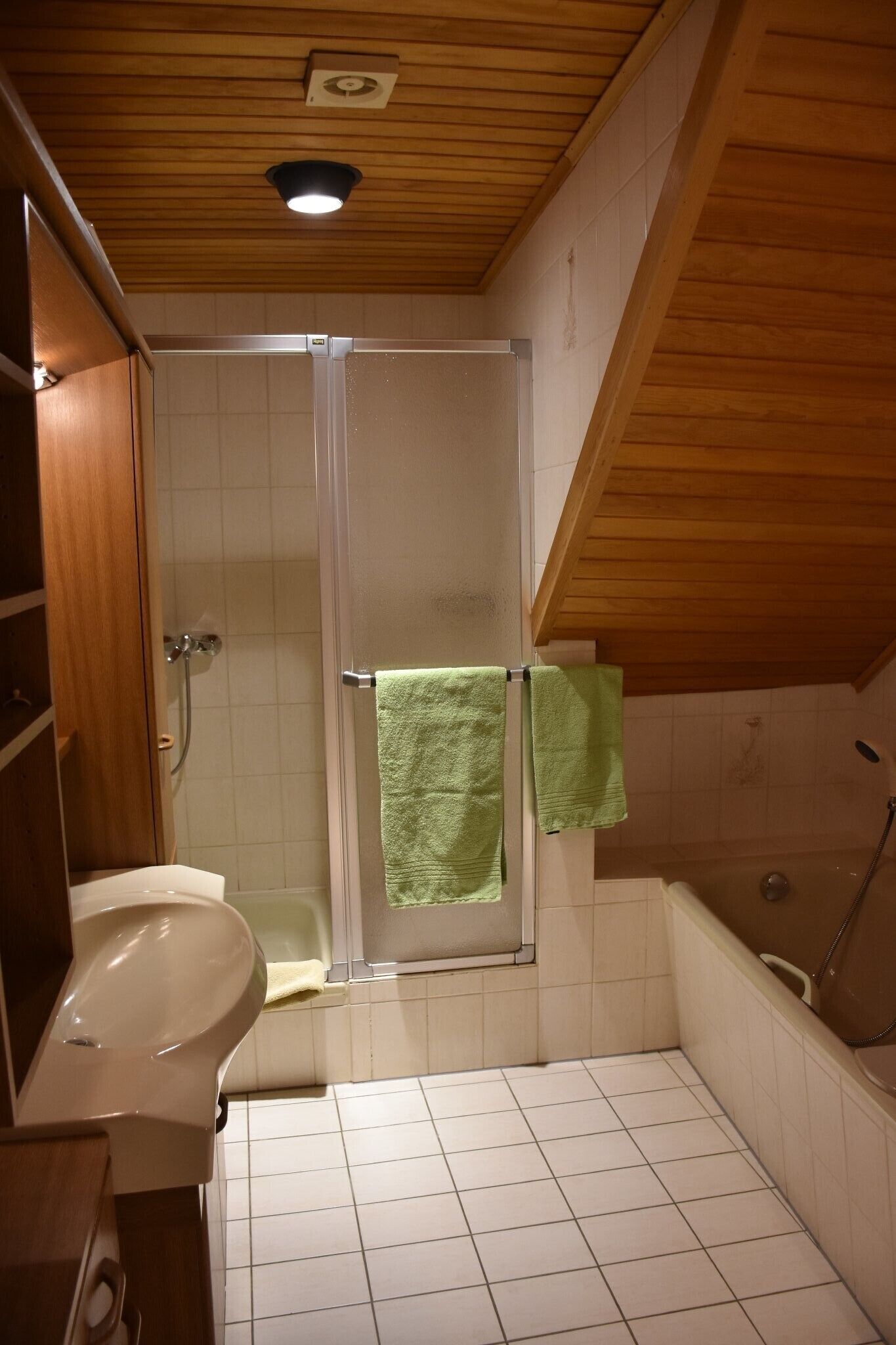 Un baño con ducha, lavamanos y bañera.