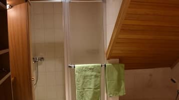 Un baño con ducha, lavamanos y bañera.