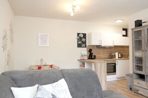 TV, stereo - Apartment 'Ferienwohnung Hengemes, 45qm' with Shared Terrace and Wi-Fi (Medebach)