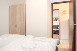 1 bedroom, free WiFi, bed sheets - Apartment 'Ferienwohnung Hengemes, 45qm' with Shared Terrace and Wi-Fi (Medebach)