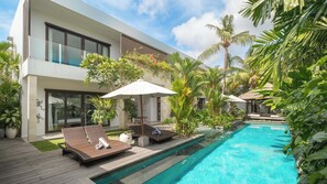 Outdoor pool, pool umbrellas, pool loungers - Villa Nikaia by Villa Finder (Seminyak)